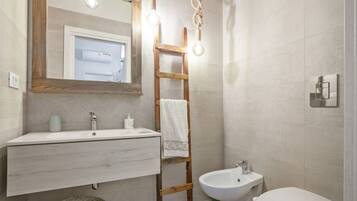 Dusche, Haartrockner, Bidet, Shampoo