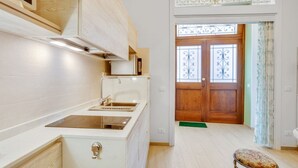 Eine Küche mit Einbauofen, Spüle und einer Holzausziehtischplatte.