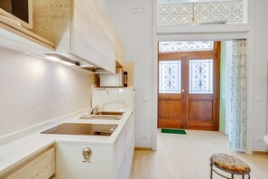 Réfrigérateur, four à micro-ondes, un four, surface de cuisson