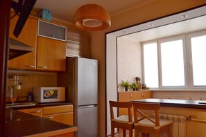 Condo Confort | Cocina privada | Refrigerador, microondas, horno y parrilla de estufa 