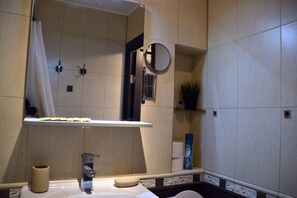 Condo Confort | Baño | Tina, amenidades de baño gratuitas, secadora de cabello, pantuflas 