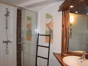 Bathroom - Charming Rural Retreat: Sleeps 10, Fireplace, Garden, BBQ, Pet-Friendly, Near Forest & Trails (Montireau)