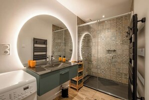 Dusche, Haartrockner, Handtücher, Toilettenpapier