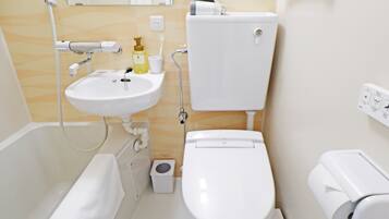 Combined shower/tub, free toiletries, hair dryer, slippers