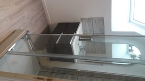 Una cucina moderna con ringhiera in vetro, una finestra e vista sull'esterno.