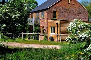 Exterior - 5 Star luxury barn in the Heart of England forest with wood-fired Hot tub. 
 (Great Alne)