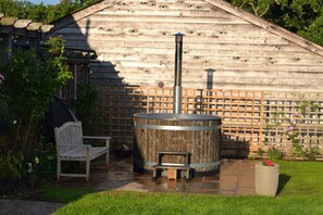 Outdoor spa tub - 5 Star luxury barn in the Heart of England forest with wood-fired Hot tub. 
 (Great Alne)