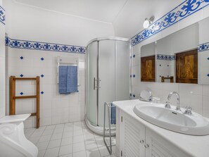 Panoramic Villa | Bathroom sink