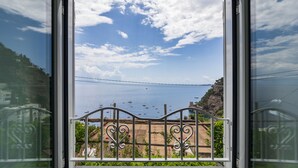 A balcony with a view of the sea and a rocky hillside. - Casa Lauro (Positano)