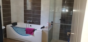Shower, jetted tub, bidet, towels