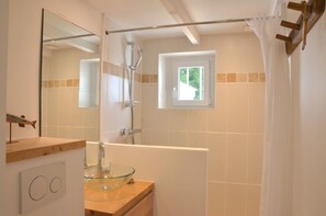 Duschwanne, Haartrockner, Handtücher, Toilettenpapier