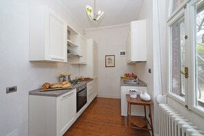 Kühlschrank, Mikrowelle, Ofen, Geschirrspüler