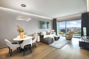 プレミア スイート | リビング エリア | 72 インチの液晶テレビ (ケーブル放送視聴可)、テレビ