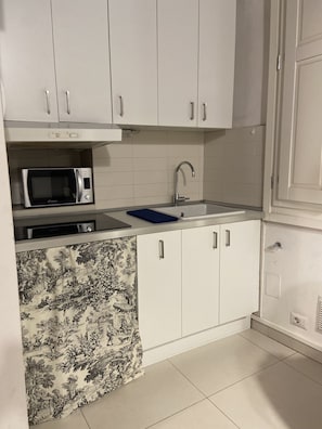 Kühlschrank, Mikrowelle, Herdplatte, Wasserkocher mit Kaffee-/Teezubehör