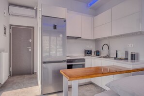 Kjøleskap, ovn, kaffetrakter/tekoker og vannkoker