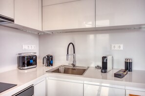 Fridge, oven, coffee/tea maker, electric kettle