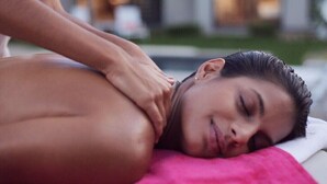 Iemand ontvangt een massage in een spa.