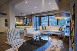 Smart TV, fireplace