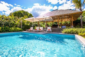 Una piscina al aire libre