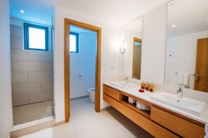 Combined shower/bathtub
