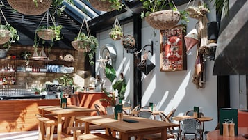 3 bars/lounges, lobbylounge