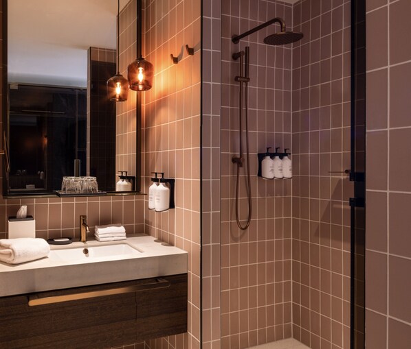 Designer toiletartikelen, een haardroger, badjassen, pantoffels