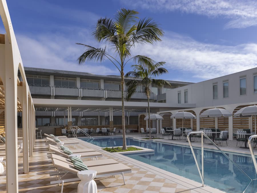 Piscine extérieure, cabanons gratuits, parasols de plage