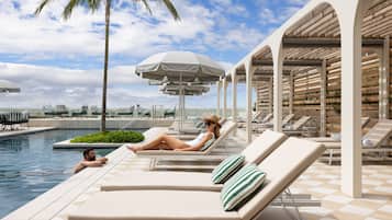 Alberca al aire libre y camas balinesas gratuitas