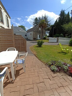 Outdoor dining - Gîte entre Terre et Mer (Poullan-sur-Mer)