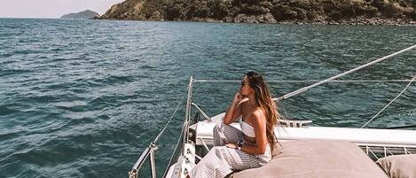 Vlak bij het strand, ligstoelen, strandlakens