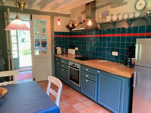 Refrigerador, horno, lavavajillas y cafetera y tetera 