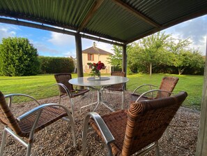 Outdoor dining - Cosy house with large garden (La Bonneville-sur-Iton)