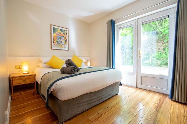 2 bedrooms, travel cot, WiFi, bed sheets