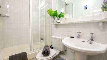 Combined shower/bathtub, towels