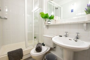 Combined shower/bathtub, towels