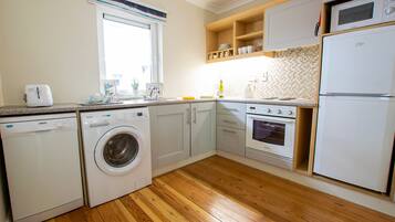 Fridge, dishwasher, cookware/dishes/utensils, freezer