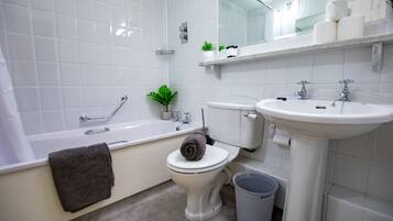 Combined shower/bathtub, towels