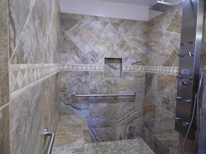 Badewanne, Handtücher, Toilettenpapier