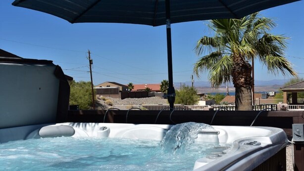 A hot tub with a clear view of a palm tree and distant mountains. - Cisco Surprise with a SPA (Lake Havasu City)