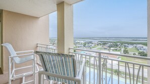 Varanda com vista para uma área residencial e um corpo de água.