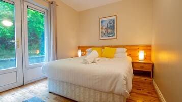 2 bedrooms, travel cot, WiFi, bed sheets