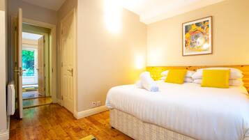 2 bedrooms, travel cot, WiFi, bed sheets