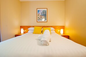 2 bedrooms, travel cot, WiFi, bed sheets - The Reek at The Harbour Mills (Westport)