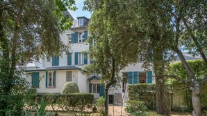 A two-story building with a garden in front. - 130 m from the beach! Stay for 2 adults & 1 child (La Baule-Escoublac)
