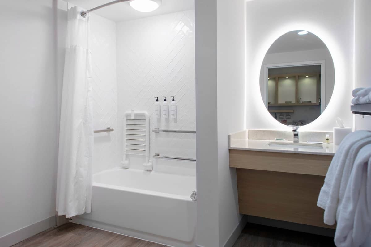 Een douche, gratis toiletartikelen, een haardroger, handdoeken