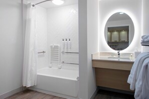 Dusche, kostenlose Toilettenartikel, Haartrockner, Handtücher