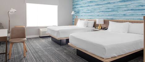 Escrivaninha, ferros/tábuas de passar roupa, berços grátis