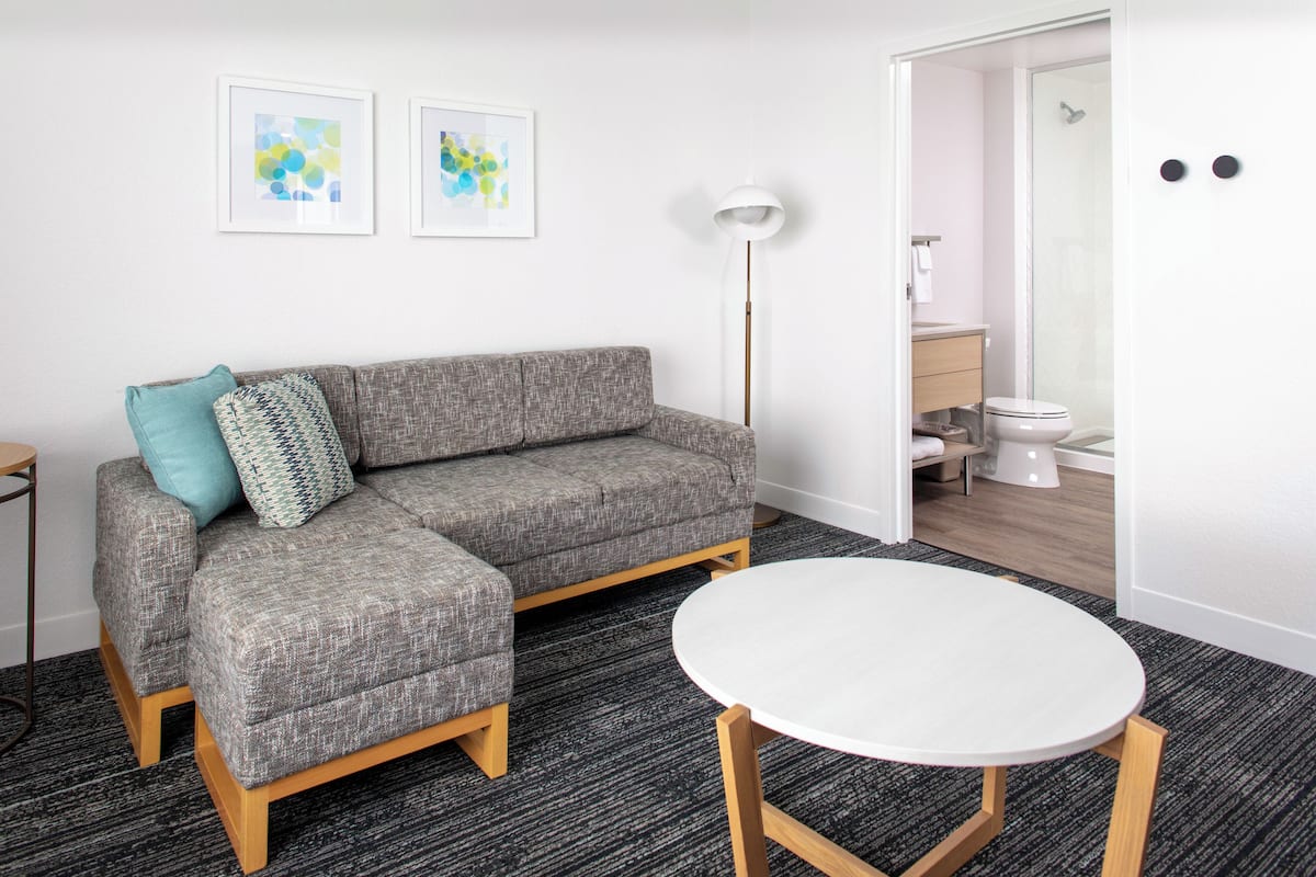 1 slaapkamer, een bureau, een strijkplank/strijkijzer, gratis babybedden