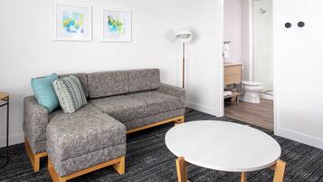 Schreibtisch, Bügeleisen/Bügelbrett, kostenlose Babybetten