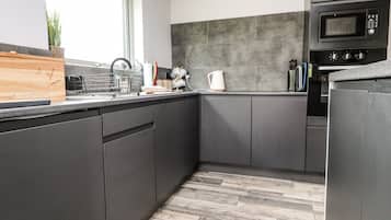 Refrigerador, lavavajillas, tetera/pava eléctrica, tostadora